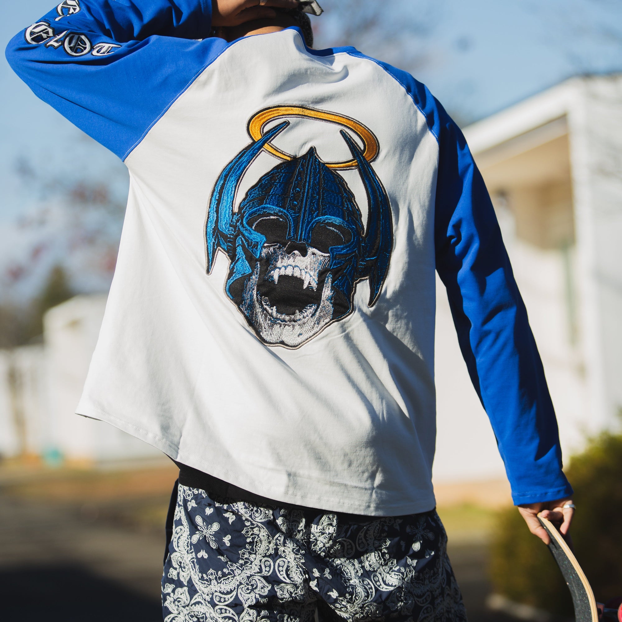 Forget Me Not Skull Embroidery Raglan Long Sleeve Tee - WHITE×BLUE