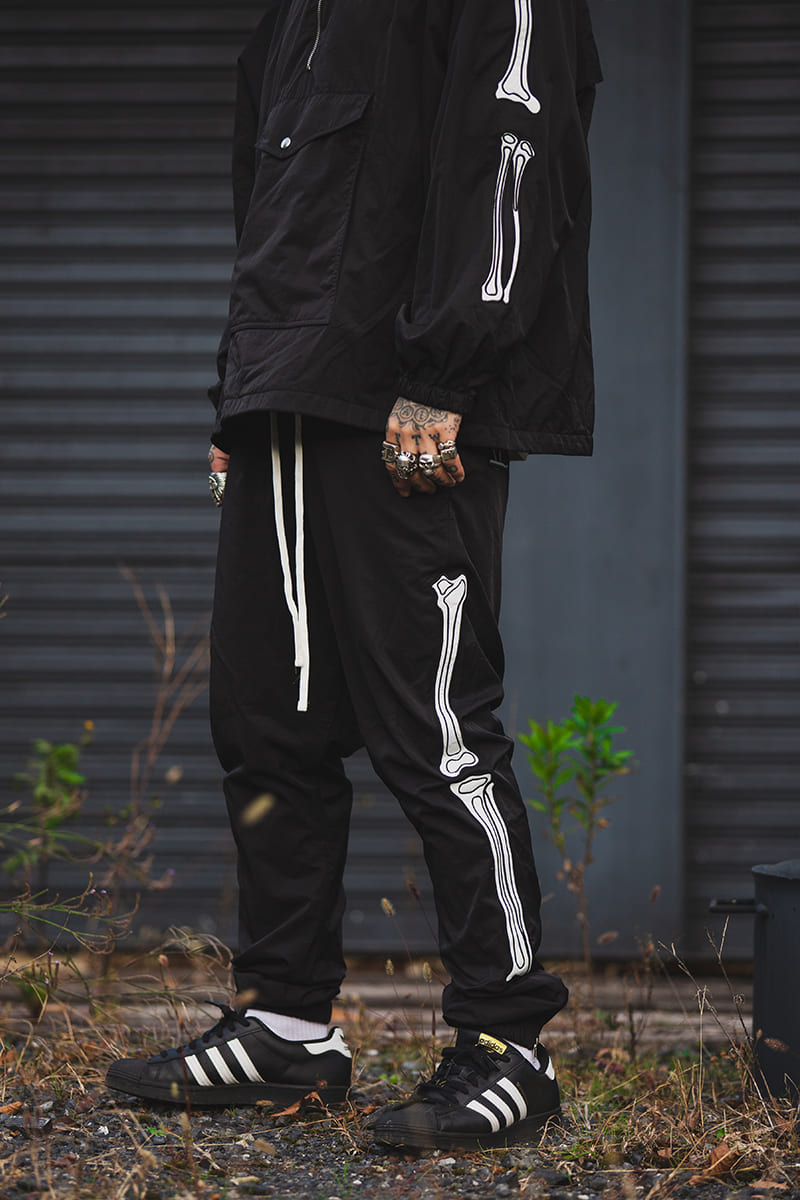 MAYO BONESパンツ MAYO】MAYO BONES Embroidery Nylon Pants - BLACK