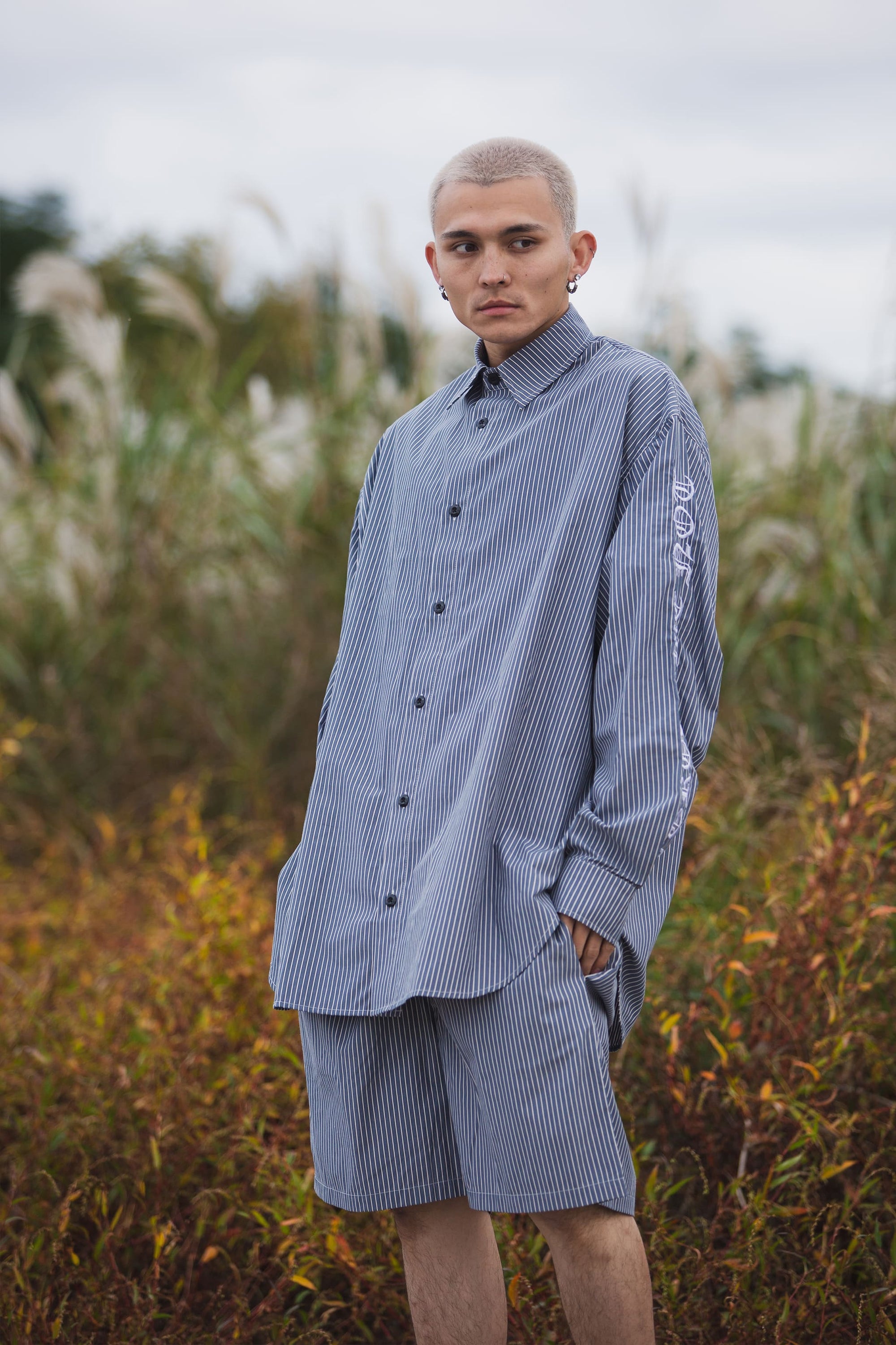 BACK LOGO EMBROIDERY STRIPE SHIRT