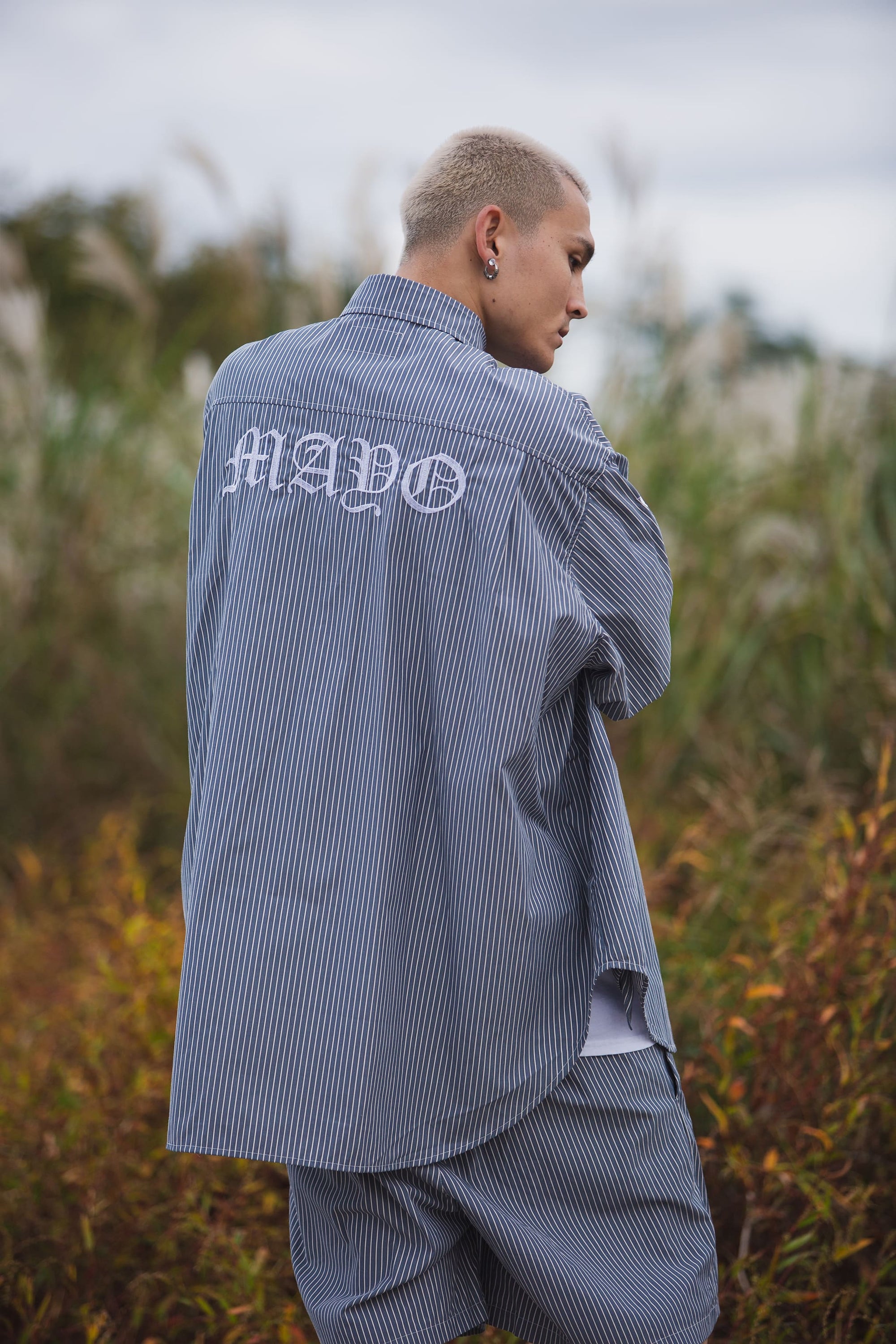 BACK LOGO EMBROIDERY STRIPE SHIRT