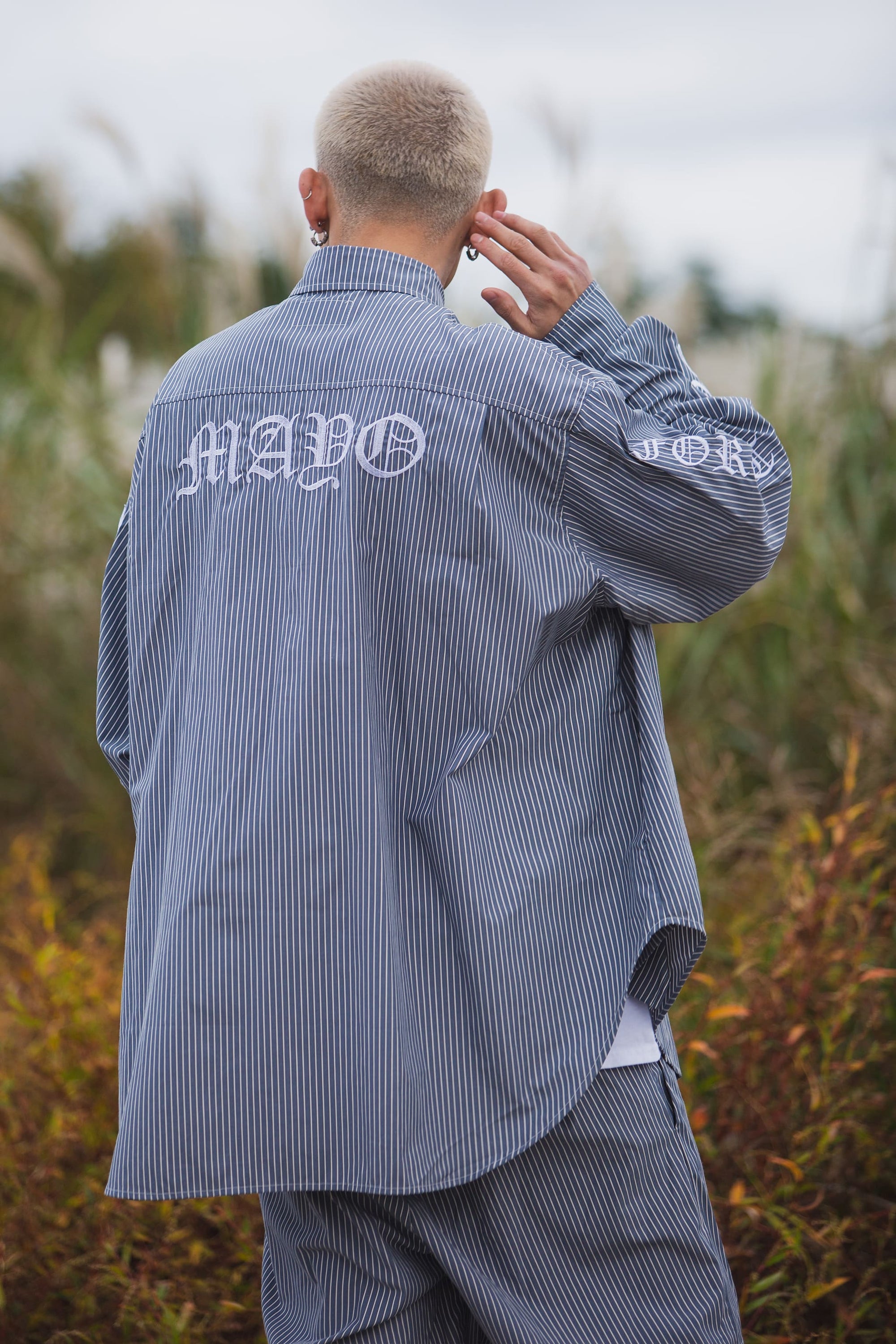 BACK LOGO EMBROIDERY STRIPE SHIRT