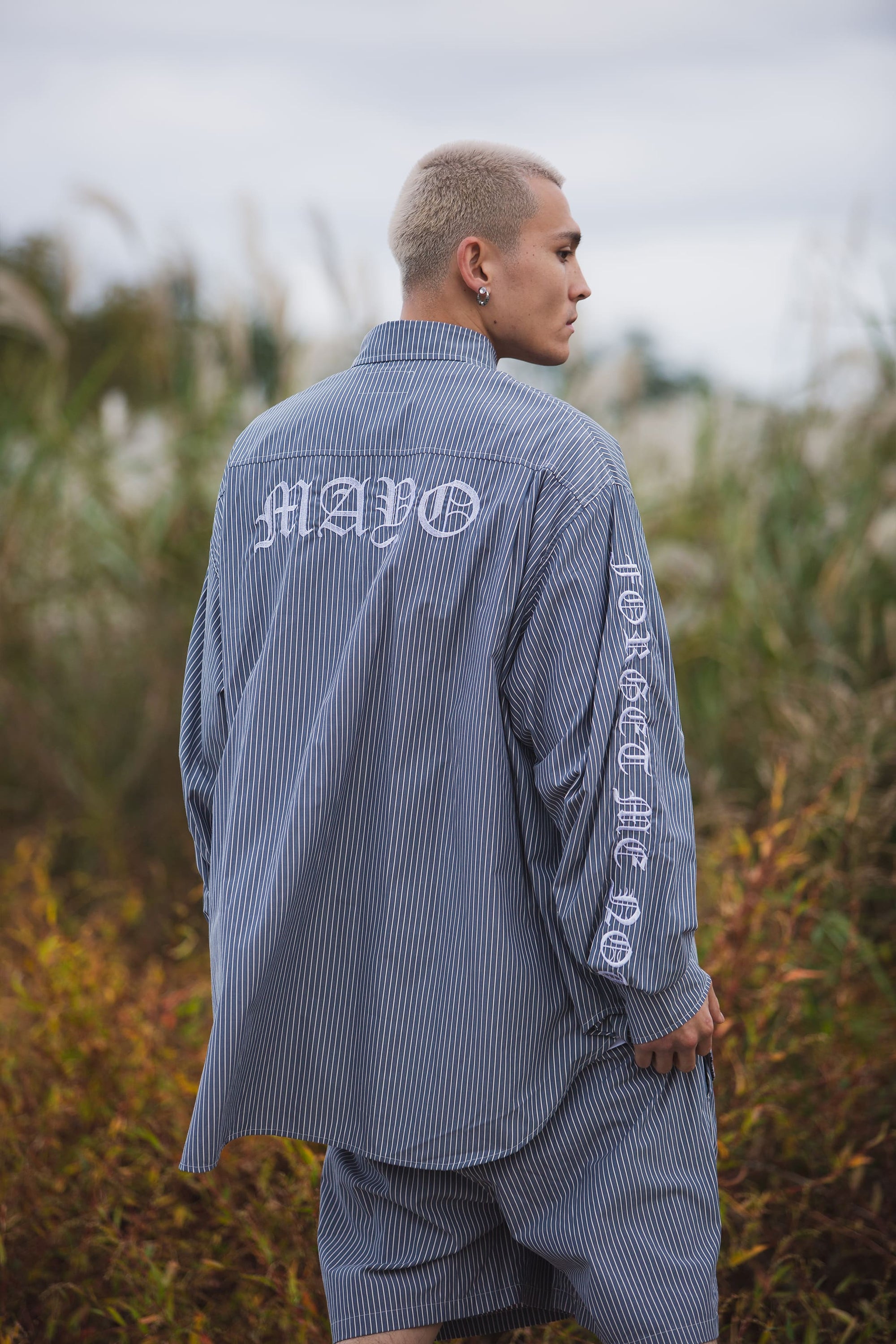 BACK LOGO EMBROIDERY STRIPE SHIRT