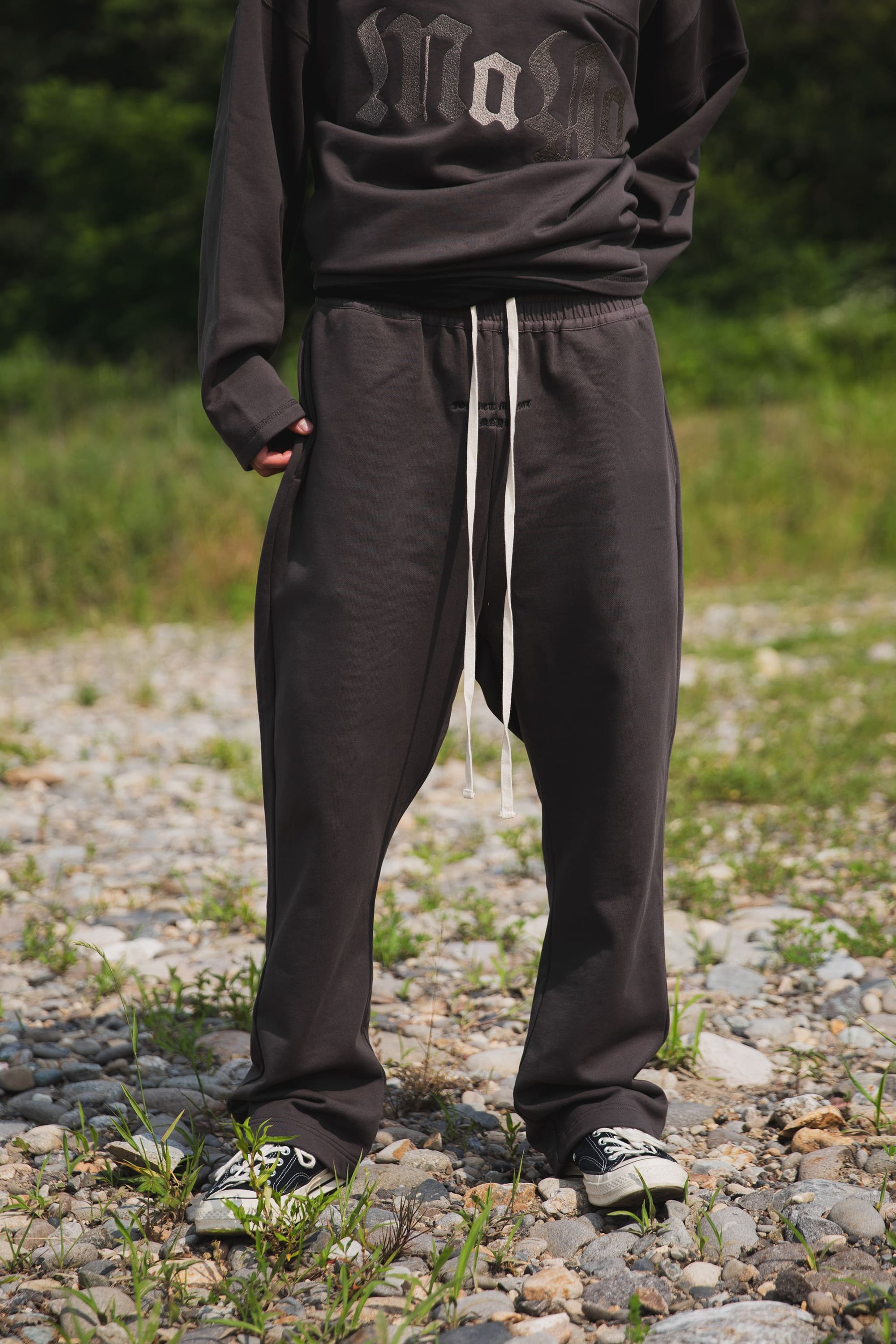 PLAIN EMBROIDERY FLAT SWEAT PANTS