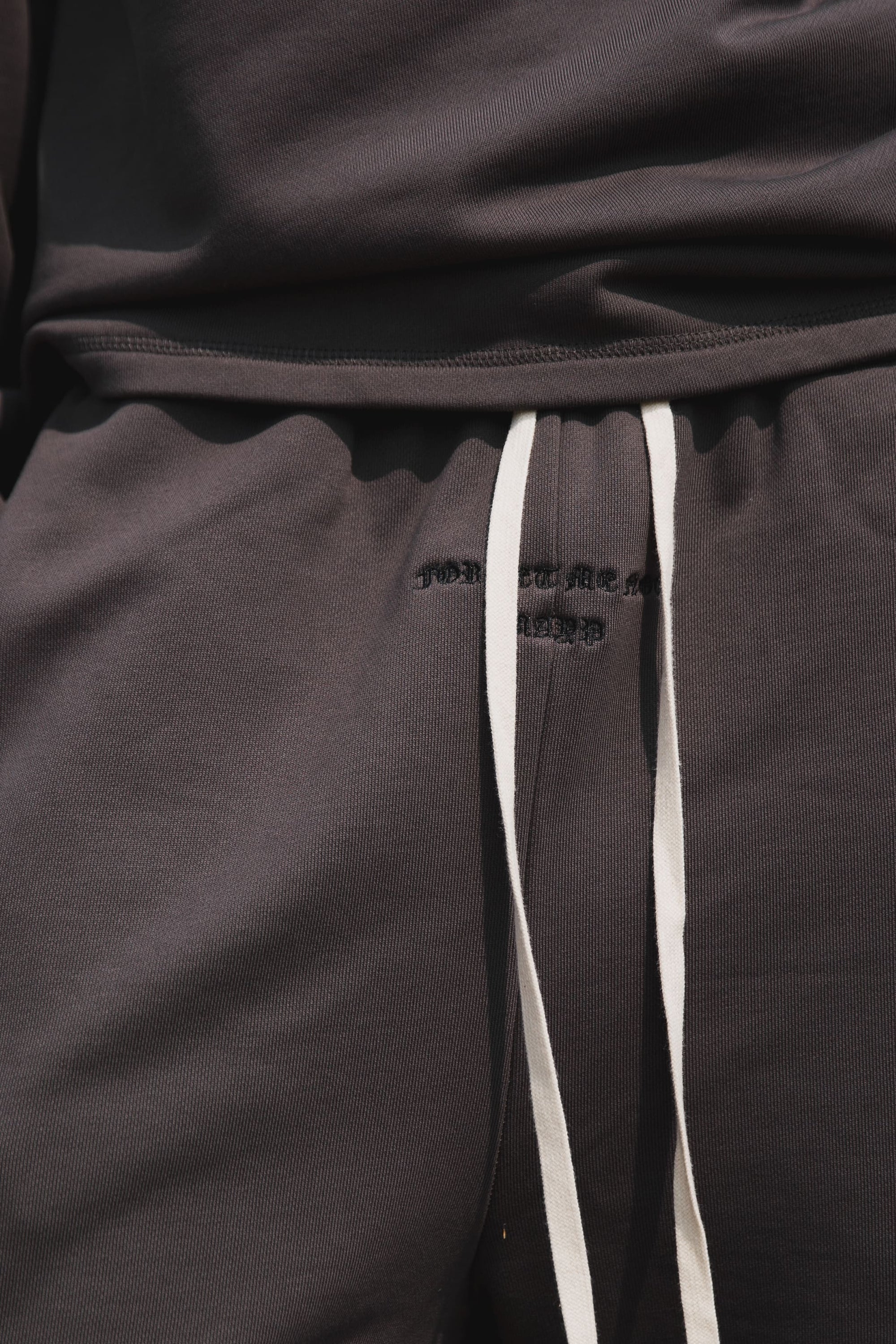 PLAIN EMBROIDERY FLAT SWEAT PANTS