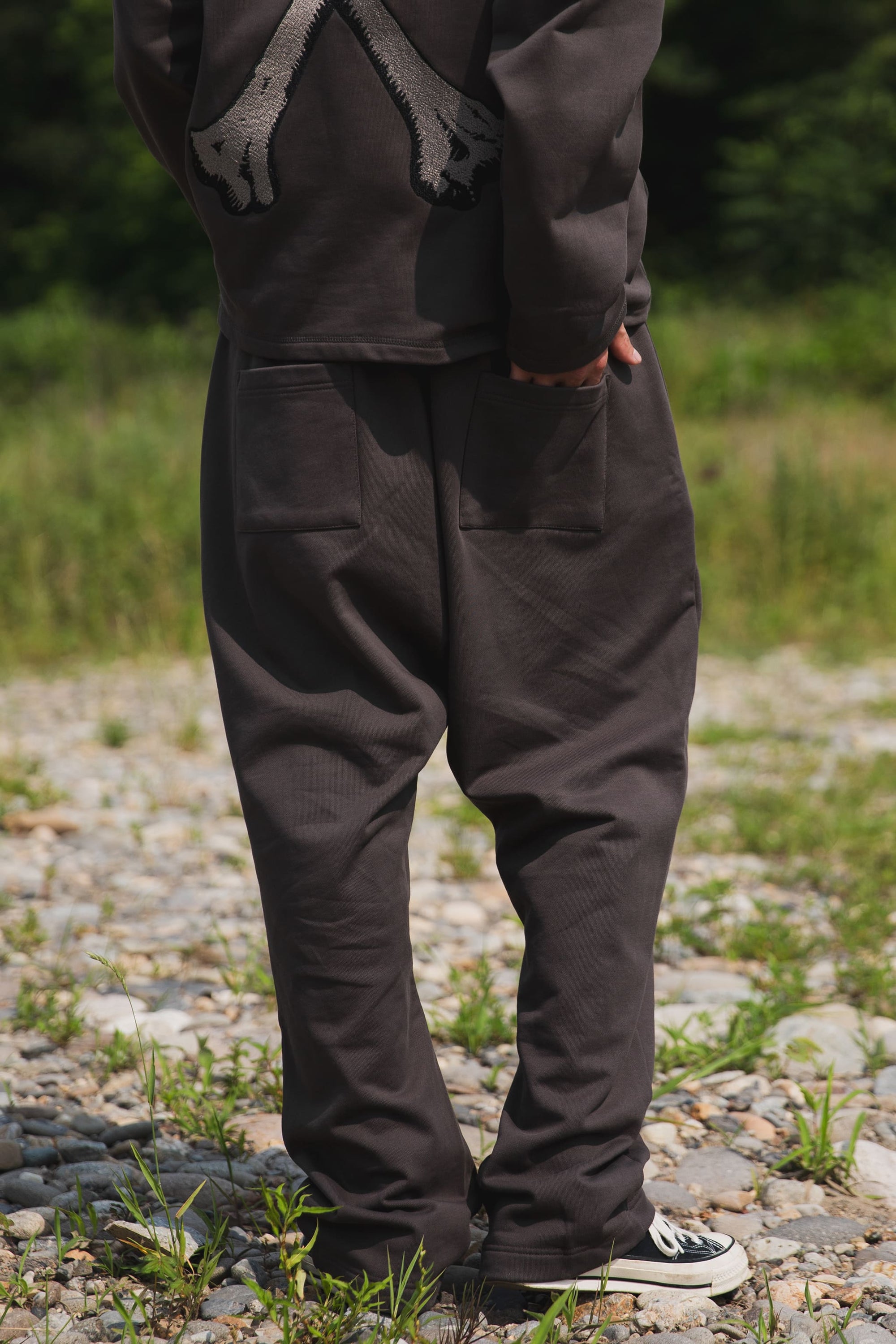 PLAIN EMBROIDERY FLAT SWEAT PANTS