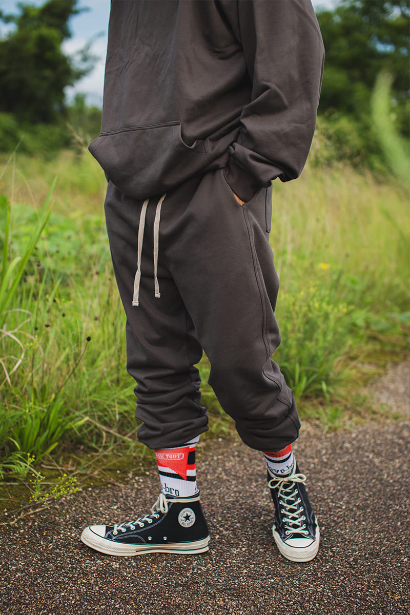 PLAIN EMBROIDERY SWEAT PANTS -  CHARCOAL