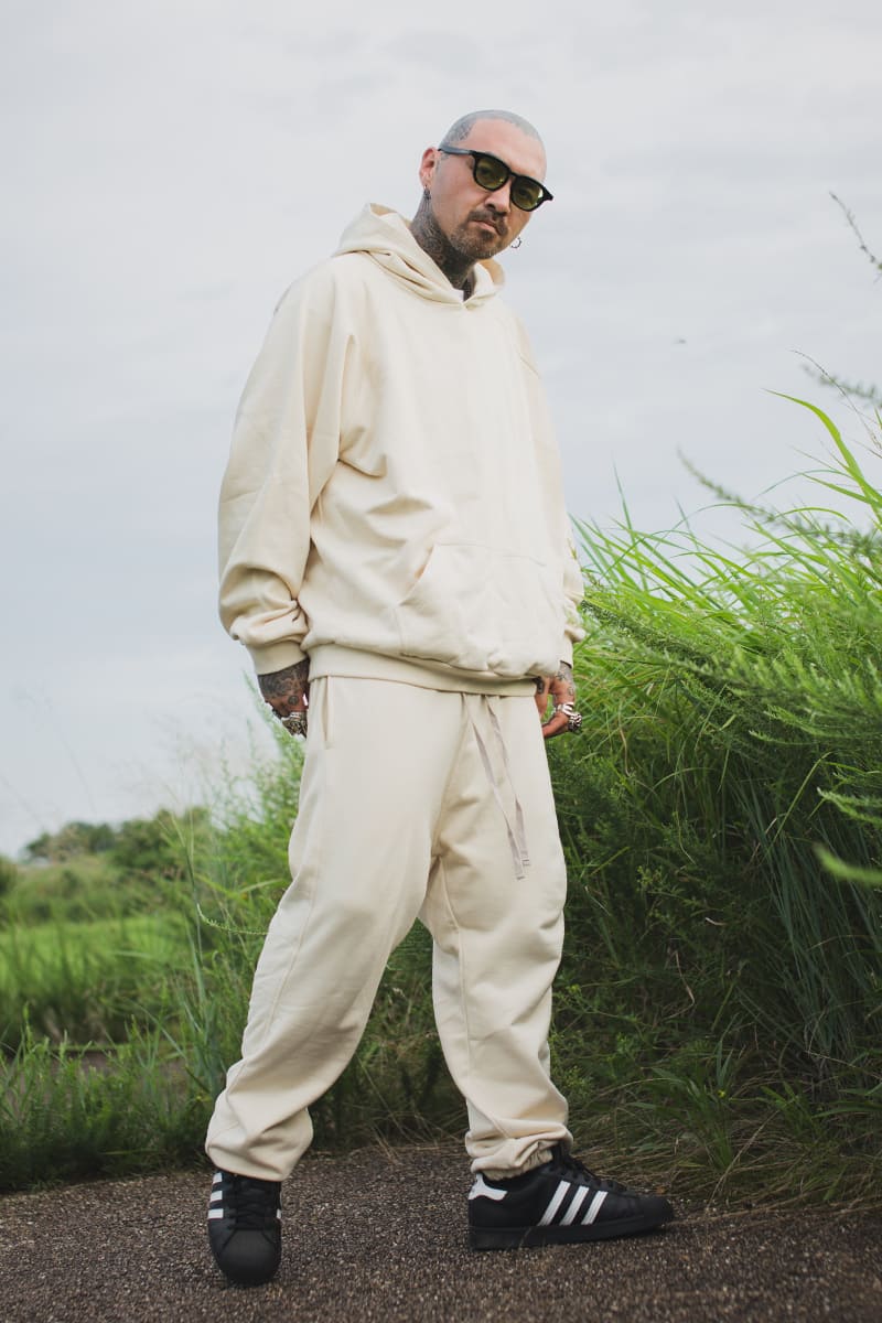 PLAIN EMBROIDERY SWEAT PANTS - OFF WHITE