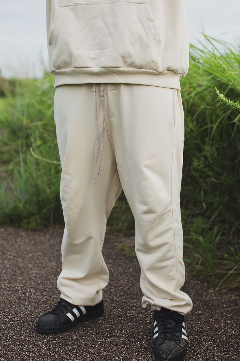 PLAIN EMBROIDERY SWEAT PANTS - OFF WHITE