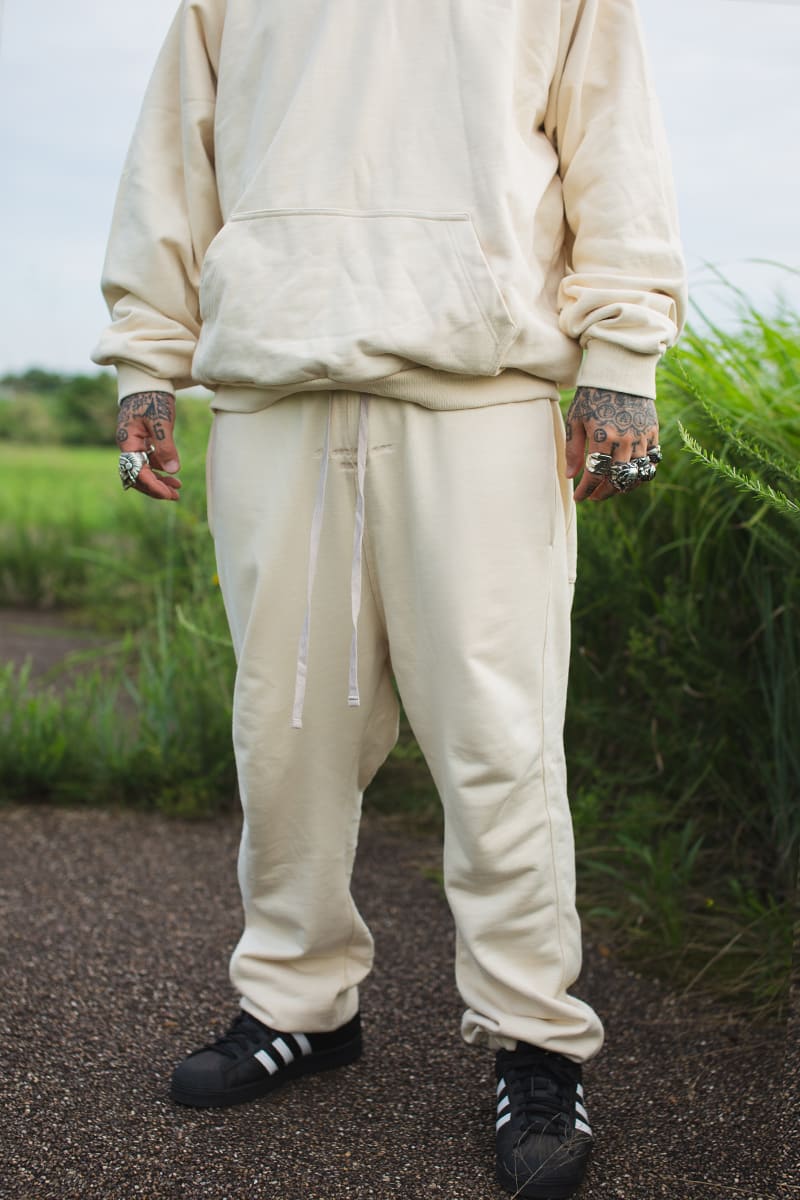 PLAIN EMBROIDERY SWEAT PANTS - OFF WHITE