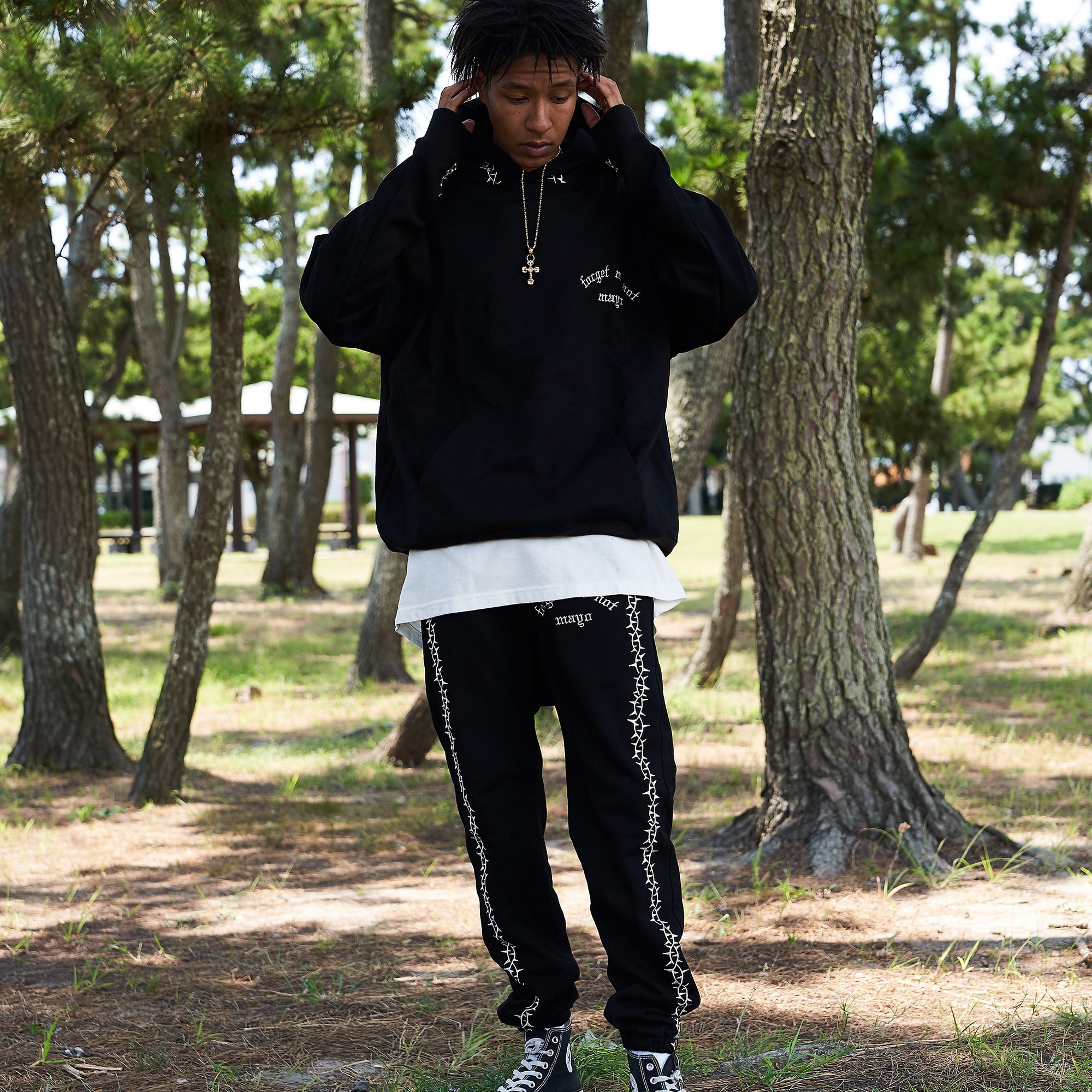 Forget me not embroidery HOODIE - BLACK